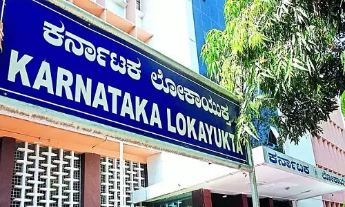 10 लाख की रिश्वत लेते BBMP के कार्यकारी अभियंता को लोकायुक्त ने रंगे हाथों पकड़ा 10 लाख की रिश्वत लेते BBMP के कार्यकारी अभियंता को लोकायुक्त ने रंगे हाथों पकड़ा