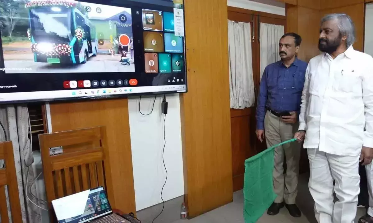 भारत की पहली इलेक्ट्रिक सफारी बस बन्नेरघट्टा में लॉन्च की गई: मंत्री ईश्वर खंड्रे