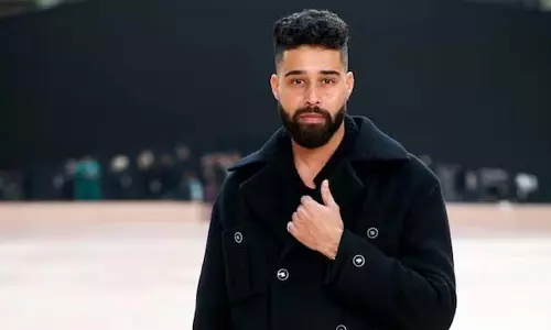 AP Dhillon : एयरपोर्ट पर प्यारा इशारा – जेंटलमैन के अंदाज़ में छा गए AP Dhillon : एयरपोर्ट पर प्यारा इशारा – जेंटलमैन के अंदाज़ में छा गए