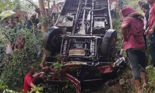 Mandi में निजी बस के गहरी खाई में गिरने से 1 व्यक्ति की मौत, 18 घायल