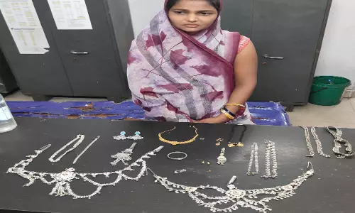 शोक कार्यक्रम में गया था परिवार, चोरों ने किया घर साफ, महिला सहित नाबालिग गिरफ्तार