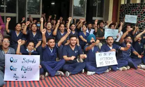 Amritsar: वेतन न मिलने पर डेंटल कॉलेज के डॉक्टरों ने किया विरोध प्रदर्शन Amritsar: वेतन न मिलने पर डेंटल कॉलेज के डॉक्टरों ने किया विरोध प्रदर्शन