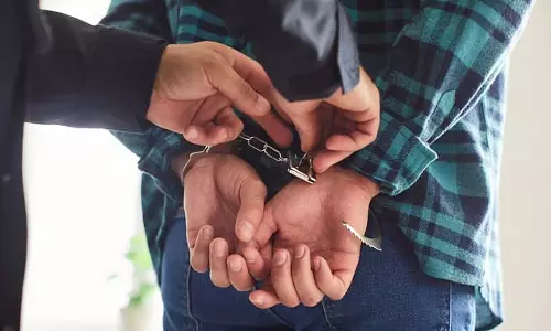 बर्गर-टिक्की के नाम पर बिक रही थी कुछ और ही चीज़, पुलिस ने छापा मारकर पकड़ा बर्गर-टिक्की के नाम पर बिक रही थी कुछ और ही चीज़, पुलिस ने छापा मारकर पकड़ा