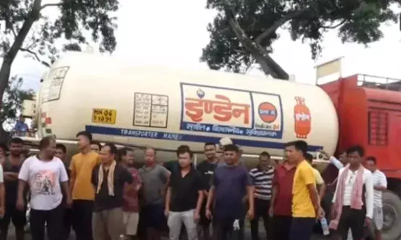 Manipur: कथित नशे में धुत कमांडो द्वारा हमला किए जाने के विरोध में एलपीजी चालकों ने हड़ताल की Manipur: कथित नशे में धुत कमांडो द्वारा हमला किए जाने के विरोध में एलपीजी चालकों ने हड़ताल की