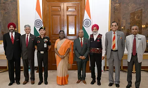 COAS जनरल उपेंद्र द्विवेदी ने पूर्व सेना प्रमुखों के साथ राष्ट्रपति द्रौपदी मुर्मू से मुलाकात की COAS जनरल उपेंद्र द्विवेदी ने पूर्व सेना प्रमुखों के साथ राष्ट्रपति द्रौपदी मुर्मू से मुलाकात की