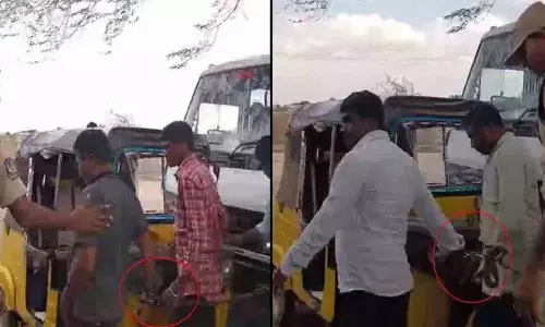 किसानों को हथकड़ी लगाने की घटना में तीन पुलिस अधिकारी निलंबित किसानों को हथकड़ी लगाने की घटना में तीन पुलिस अधिकारी निलंबित