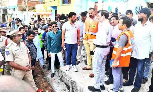 GHMC आयुक्त ने अधिकारियों को निचले इलाकों में बाढ़ रोकने के लिए कदम उठाने के निर्देश दिए