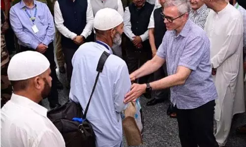 मुख्यमंत्री ने Srinagar हवाई अड्डे पर हज यात्रियों के पहले जत्थे का स्वागत किया मुख्यमंत्री ने Srinagar हवाई अड्डे पर हज यात्रियों के पहले जत्थे का स्वागत किया