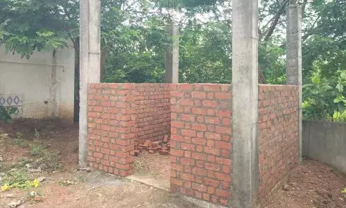 शौचालयों का निर्माण अधूरा..छात्रों को हो रही परेशानी