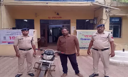 CG BREAKING: बेटे ने बाप को मारा चाकू, पुलिस ने आरोपी को धर दबोचा