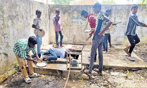 पानी के लिए छात्रों का करतब: पेंटलावेल्ली बॉयज़ स्कूल में अभूतपूर्व कठिनाइयाँ