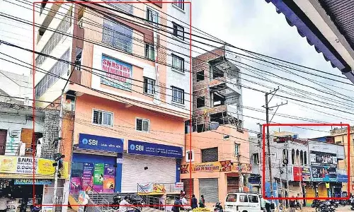वहाँ एक बार है.. वहाँ एक स्कूल है वहाँ एक बार है.. वहाँ एक स्कूल है