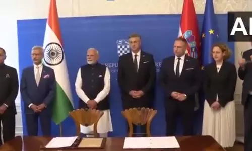 ज़ाग्रेब में PM मोदी, भारत-क्रोएशिया द्विपक्षीय संबंधों को मिलेगी नई ऊंचाई ज़ाग्रेब में PM मोदी, भारत-क्रोएशिया द्विपक्षीय संबंधों को मिलेगी नई ऊंचाई