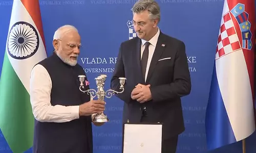 PM मोदी ने क्रोएशिया के प्रधानमंत्री के साथ उपहारों का किया आदान-प्रदान PM मोदी ने क्रोएशिया के प्रधानमंत्री के साथ उपहारों का किया आदान-प्रदान