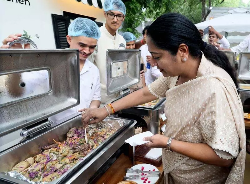 मुख्यमंत्री ने आयुर्वेदिक रसोई खोलकर बाजरे और स्वस्थ जीवनशैली को बढ़ावा दिया मुख्यमंत्री ने आयुर्वेदिक रसोई खोलकर बाजरे और स्वस्थ जीवनशैली को बढ़ावा दिया