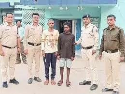 युवक की पिटाई के आरोप में 2 नाबालिगों सहित 3 लोग गिरफ्तार युवक की पिटाई के आरोप में 2 नाबालिगों सहित 3 लोग गिरफ्तार