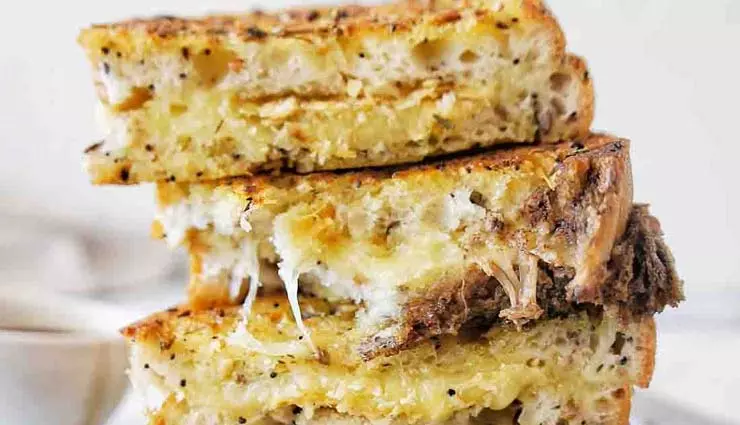 Onion Cheese Sandwich: खाने का मन है कुछ हल्का तो जरूर ट्राई करें Onion Cheese Sandwich: खाने का मन है कुछ हल्का तो जरूर ट्राई करें