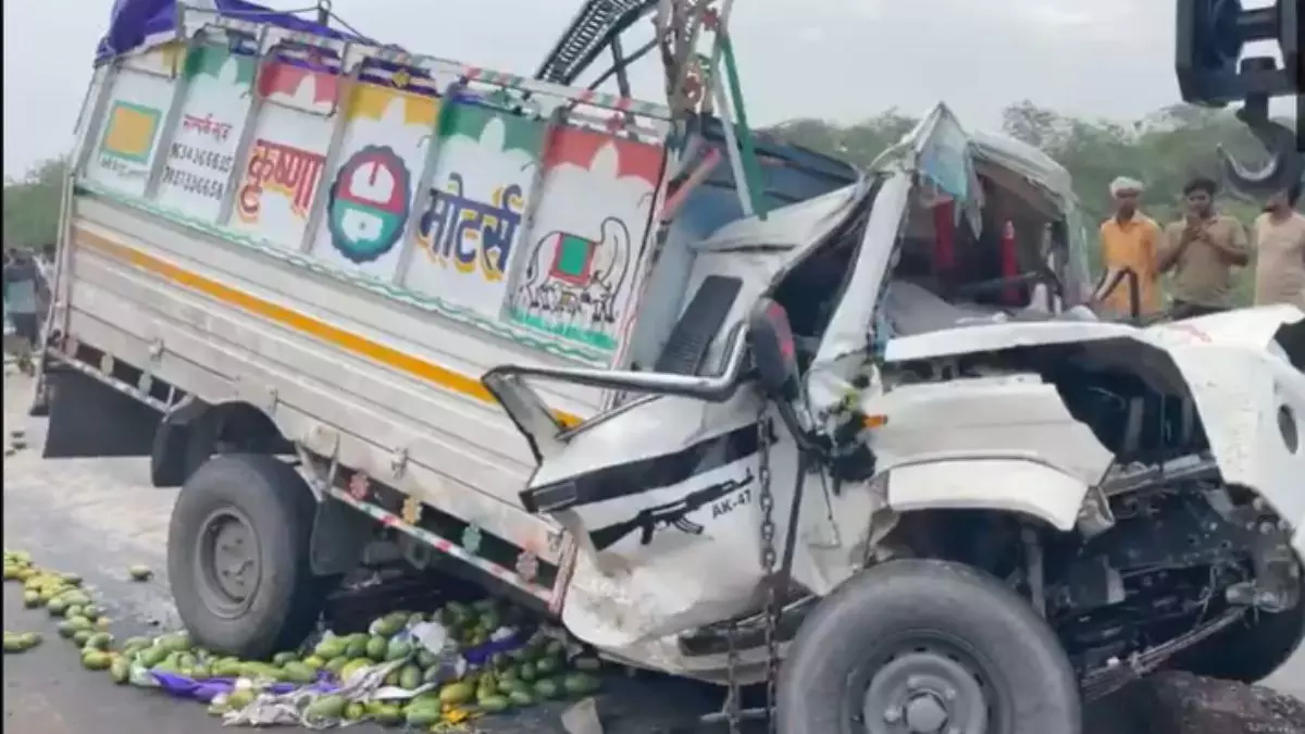 Agra: ड्राइवर के ऊँघ जाने पर लुढ़का लोडर, वॉक कर रहे तीन बुजुर्गों की मौत Agra: ड्राइवर के ऊँघ जाने पर लुढ़का लोडर, वॉक कर रहे तीन बुजुर्गों की मौत