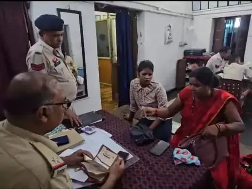 रेलवे स्टेशन में महिला यात्री का जेवरात पार, कीमत 4 लाख रुपए रेलवे स्टेशन में महिला यात्री का जेवरात पार, कीमत 4 लाख रुपए