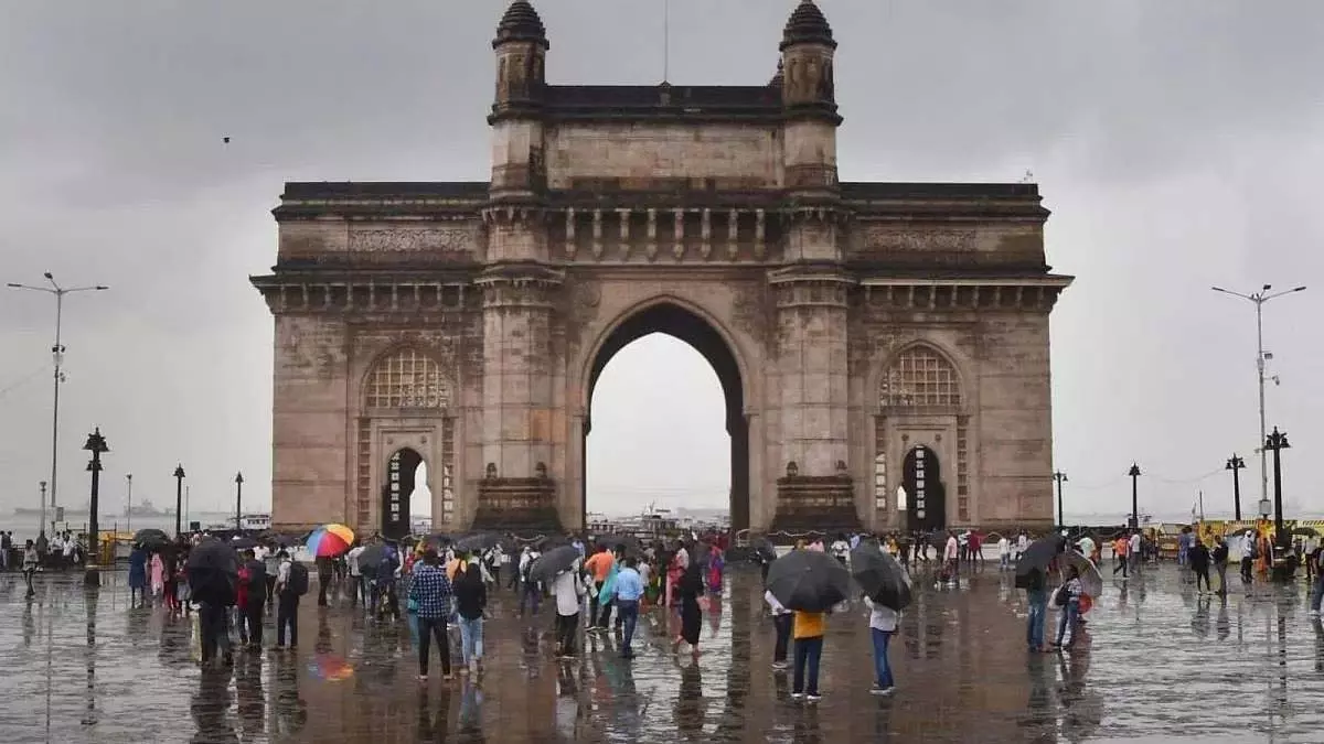मुंबई में भारी बारिश, यातायात जाम और ट्रेनें देरी से चलने की खबर मुंबई में भारी बारिश, यातायात जाम और ट्रेनें देरी से चलने की खबर