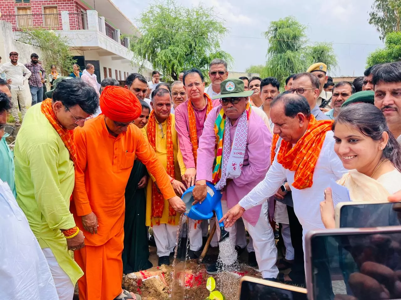 Jaipur: शिक्षा मंत्री ने सीकर जिले के लालासी में वंदे गंगा अभियान में श्रमदान व पौधारोपण Jaipur: शिक्षा मंत्री ने सीकर जिले के लालासी में वंदे गंगा अभियान में श्रमदान व पौधारोपण