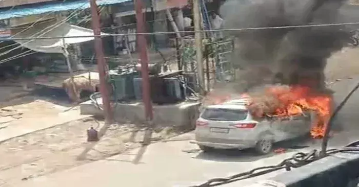 Ballia: सड़क पर जलती कार देख दहले लोग, समय रहते निकला चालक Ballia: सड़क पर जलती कार देख दहले लोग, समय रहते निकला चालक