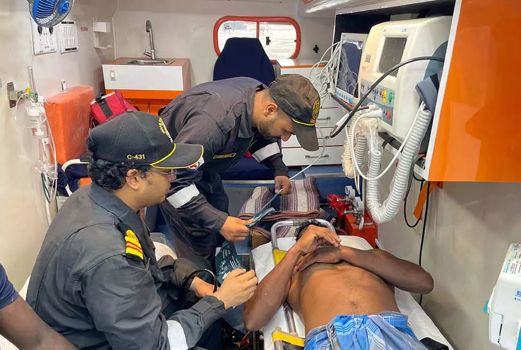 Tamil Nadu : तटरक्षक बल ने बीच समुद्र में नाव से गिरे मछुआरे को जीवित बचाया Tamil Nadu : तटरक्षक बल ने बीच समुद्र में नाव से गिरे मछुआरे को जीवित बचाया