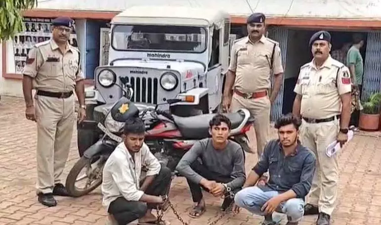 जीप चोर गिरफ्तार, झाड़ियों में मिला गाड़ी जीप चोर गिरफ्तार, झाड़ियों में मिला गाड़ी