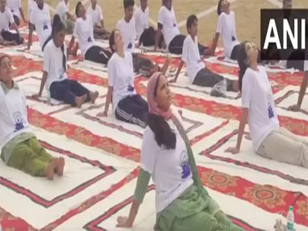 भारतीय सेना ने अंतर्राष्ट्रीय योग दिवस से पहले Akhnoor में स्थानीय लोगों के लिए योग सत्र आयोजित किया भारतीय सेना ने अंतर्राष्ट्रीय योग दिवस से पहले Akhnoor में स्थानीय लोगों के लिए योग सत्र आयोजित किया