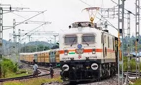 Bareilly: लोको पायलट की सतर्कता से बचा हादसा, इमरजेंसी ब्रेक से थमी ट्रेन Bareilly: लोको पायलट की सतर्कता से बचा हादसा, इमरजेंसी ब्रेक से थमी ट्रेन