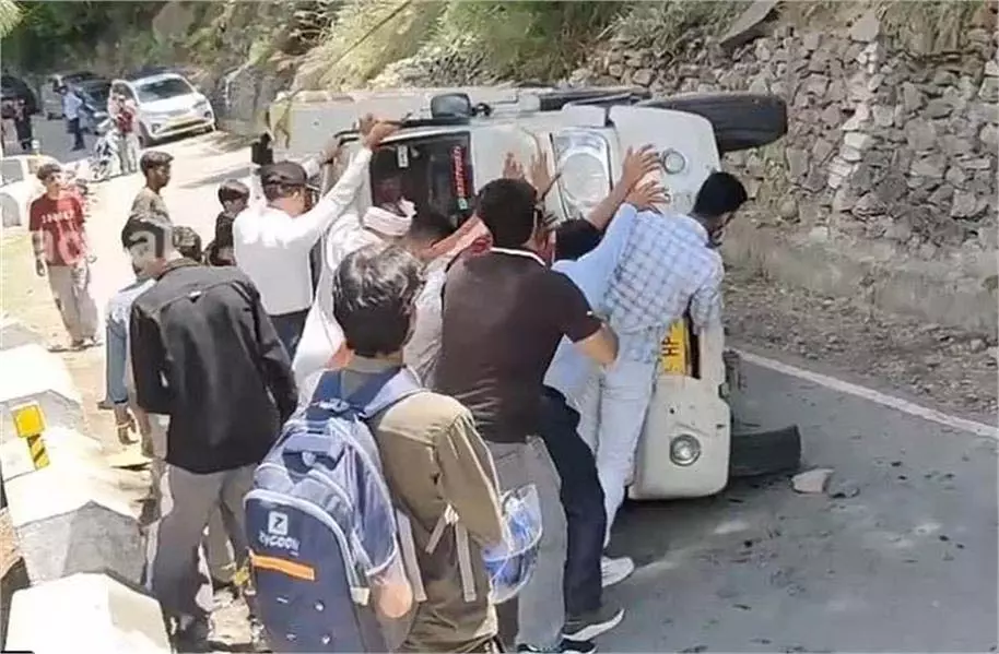 Himachal: भरमाणी माता मंदिर के पास पलटी पिकअप, चालक घायल Himachal: भरमाणी माता मंदिर के पास पलटी पिकअप, चालक घायल