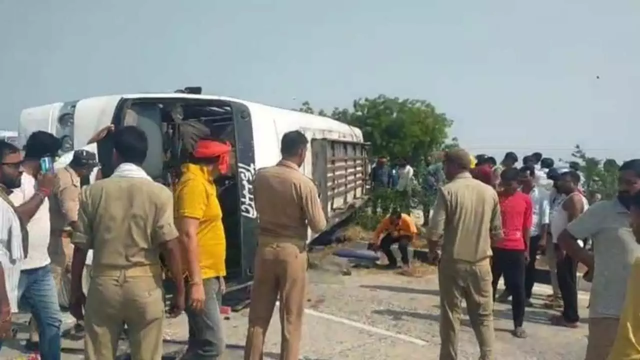 Moradabad में डग्गामार बस पलटी, हादसे में बालक की मौत, 12 घायल Moradabad में डग्गामार बस पलटी, हादसे में बालक की मौत, 12 घायल