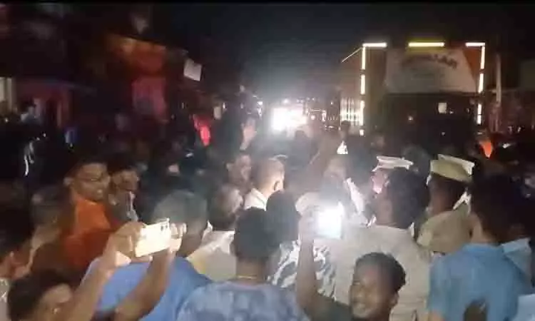 Wallajabad में आधी रात को बिजली कटौती के विरोध में प्रदर्शन शुरू Wallajabad में आधी रात को बिजली कटौती के विरोध में प्रदर्शन शुरू