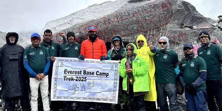 साइकिल चालकों ने एवरेस्ट बेस कैंप पर विजय प्राप्त की साइकिल चालकों ने एवरेस्ट बेस कैंप पर विजय प्राप्त की