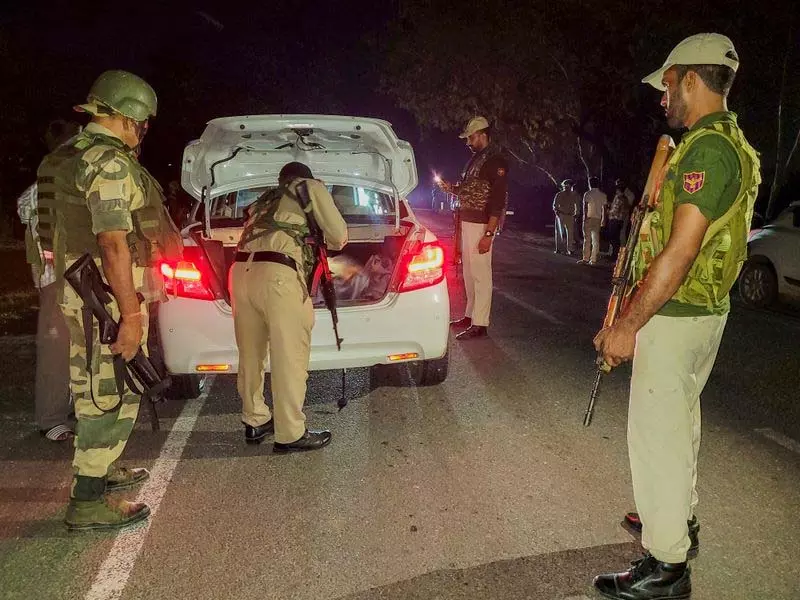 Jammu में सुरक्षा के लिए पुलिस को अतिरिक्त चौकियां स्थापित करने का निर्देश Jammu में सुरक्षा के लिए पुलिस को अतिरिक्त चौकियां स्थापित करने का निर्देश