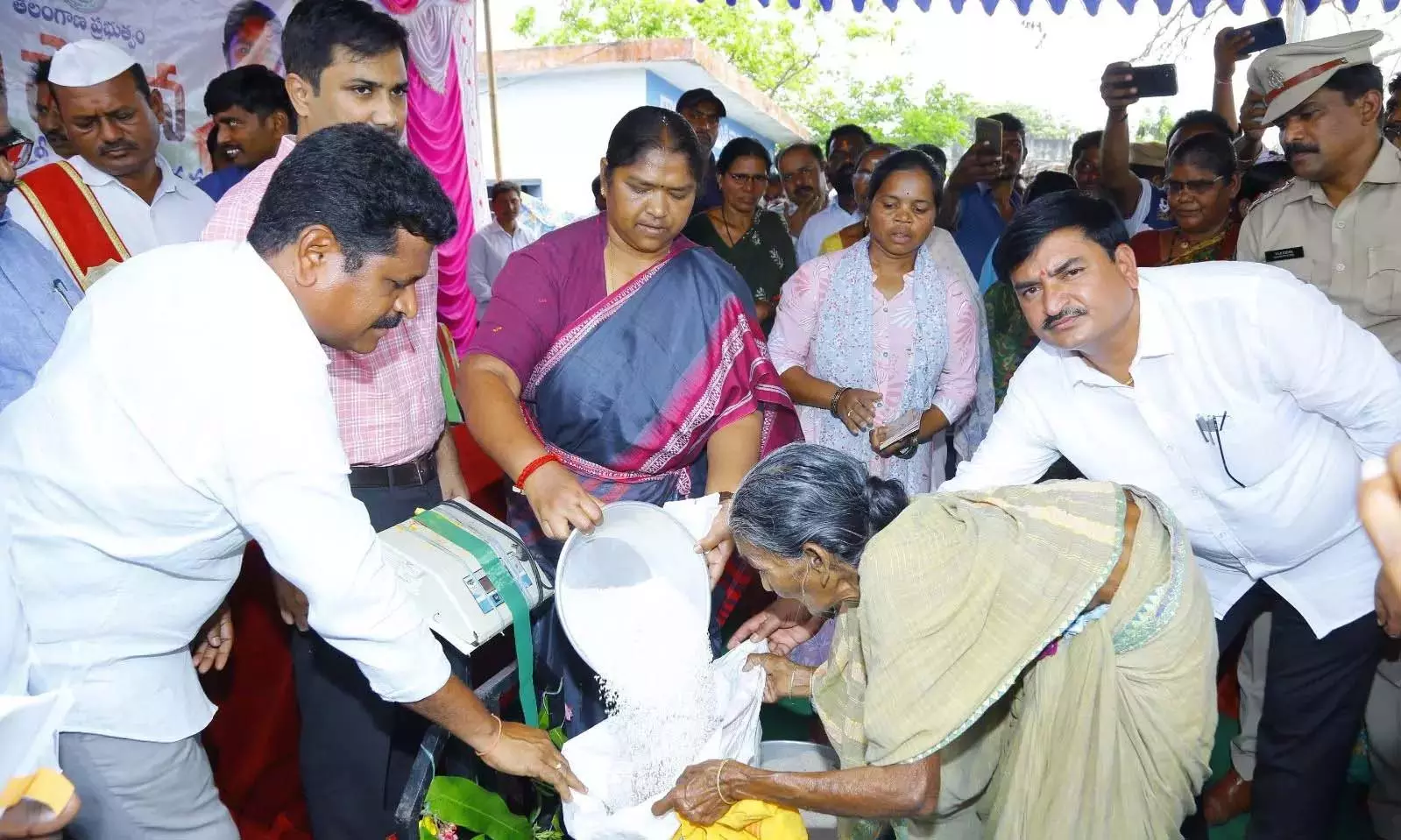 Telangana: राशन की दुकानों पर बढ़िया चावल वितरित किए जाने से उत्सव का माहौल Telangana: राशन की दुकानों पर बढ़िया चावल वितरित किए जाने से उत्सव का माहौल