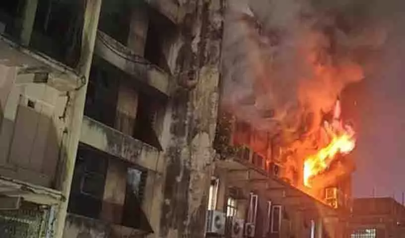 Moghalpura Building में लगी आग से 10 लोगों को बचाया गया, शॉर्ट सर्किट की आशंका Moghalpura Building में लगी आग से 10 लोगों को बचाया गया, शॉर्ट सर्किट की आशंका