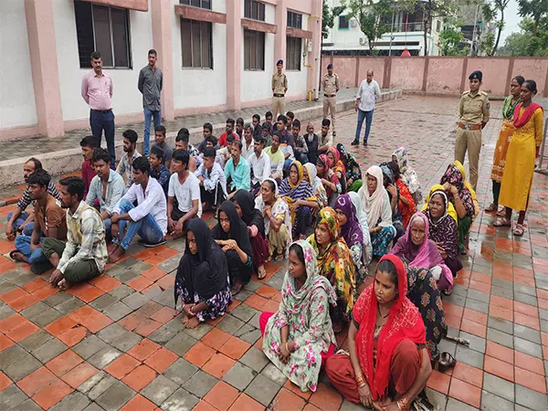 Gujarat Police ने 200 अवैध बांग्लादेशियों को पकड़ा, निर्वासन की प्रक्रिया जारी Gujarat Police ने 200 अवैध बांग्लादेशियों को पकड़ा, निर्वासन की प्रक्रिया जारी
