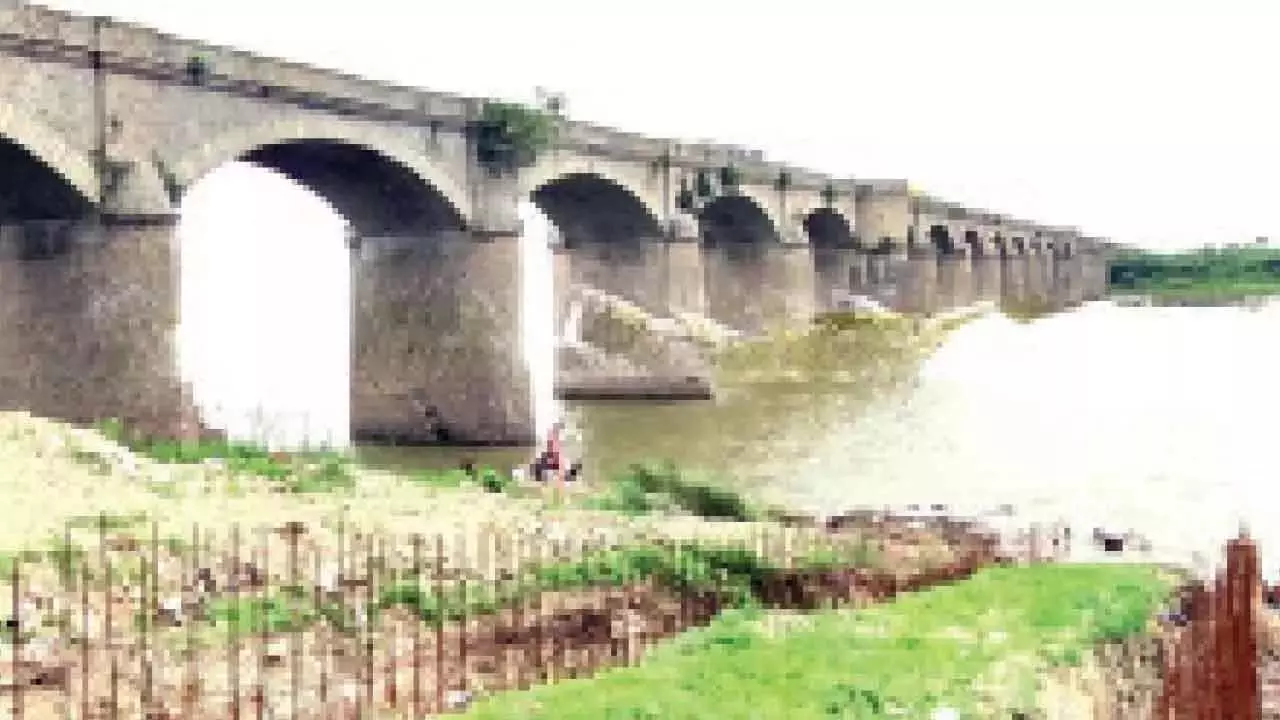 Karnataka: भीमा नदी पर बना निज़ाम युग का सदियों पुराना पुल ढहने की आशंका Karnataka: भीमा नदी पर बना निज़ाम युग का सदियों पुराना पुल ढहने की आशंका