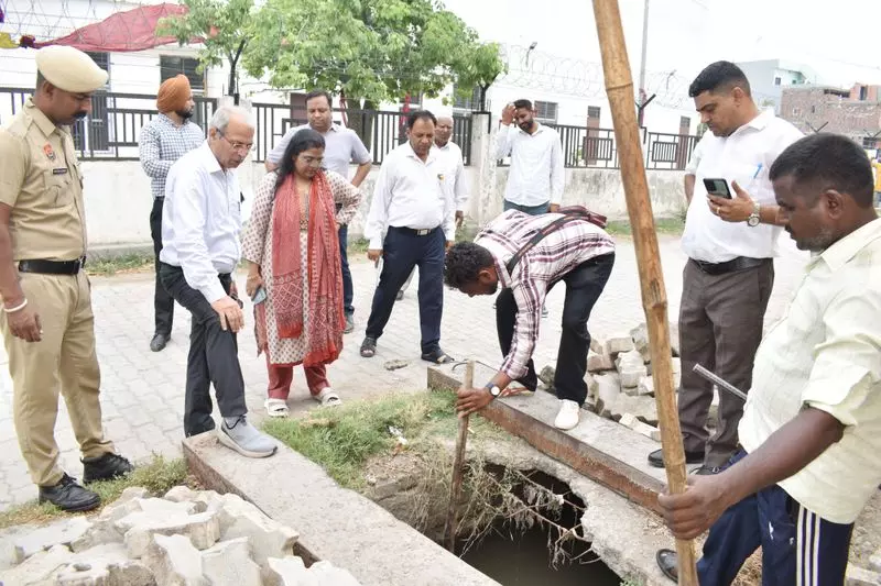 नगर निगम आयुक्त ने कार्यभार संभाला, करनाल शहर को मानसून के लिए तैयार किया नगर निगम आयुक्त ने कार्यभार संभाला, करनाल शहर को मानसून के लिए तैयार किया