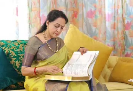 नेशनल रीडिंग डे: लोगों में कम हो रही पढ़ने की आदत, हेमा मालिनी ने जताई चिंता नेशनल रीडिंग डे: लोगों में कम हो रही पढ़ने की आदत, हेमा मालिनी ने जताई चिंता