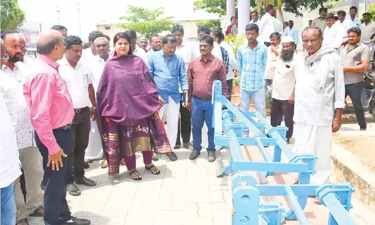 Andhra: किसानों को रासायनिक उर्वरकों और कीटनाशकों के अत्यधिक प्रयोग के प्रति आगाह किया गया Andhra: किसानों को रासायनिक उर्वरकों और कीटनाशकों के अत्यधिक प्रयोग के प्रति आगाह किया गया