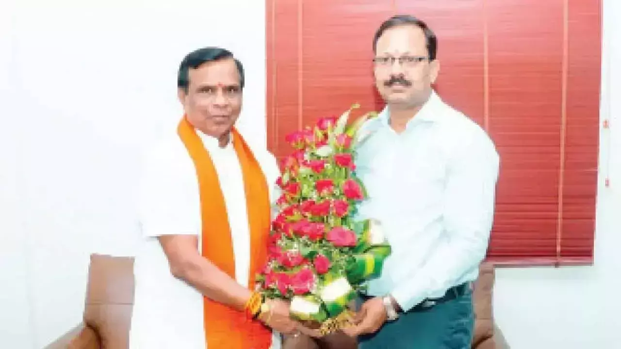 Telangana: विधायक धनपाल ने कलेक्टर से की मुलाकात Telangana: विधायक धनपाल ने कलेक्टर से की मुलाकात