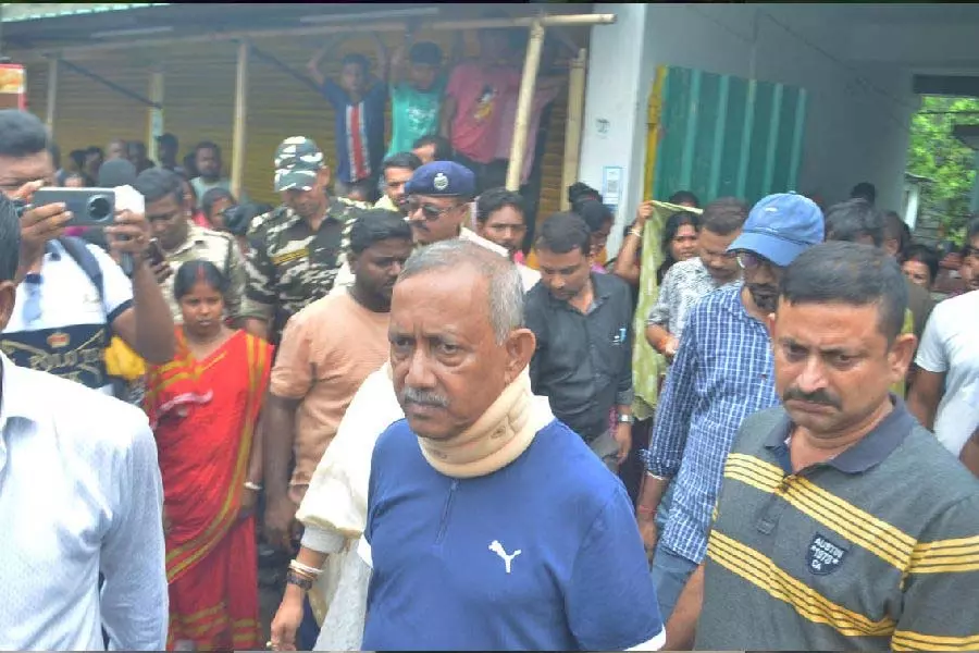 गुंडों के उत्पीड़न के खिलाफ Siliguri में बंद का आह्वान, मेयर गौतम देब ने हरसंभव मदद का आश्वासन दिया गुंडों के उत्पीड़न के खिलाफ Siliguri में बंद का आह्वान, मेयर गौतम देब ने हरसंभव मदद का आश्वासन दिया