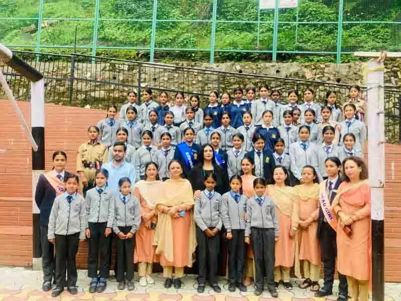 ADM ने लक्कड़ बाजार स्कूल के छात्रों से कहा ADM ने लक्कड़ बाजार स्कूल के छात्रों से कहा