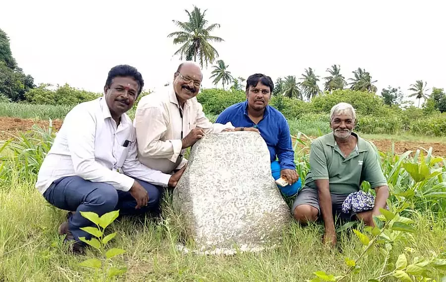 Shidalghatta : गंगा युग के शिलालेख के साथ हीरो पत्थर की खोज Shidalghatta : गंगा युग के शिलालेख के साथ हीरो पत्थर की खोज