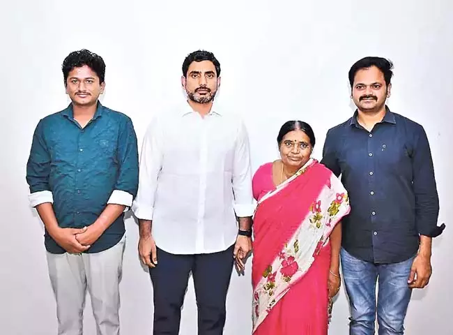 Andhra : लोकेश वेन्ना बालाकोटिरेड्डी के परिवार के साथ खड़े हैं मंत्री ने घर का कर्ज चुकाया Andhra : लोकेश वेन्ना बालाकोटिरेड्डी के परिवार के साथ खड़े हैं मंत्री ने घर का कर्ज चुकाया