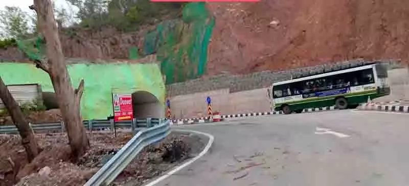 Kotla के निवासियों को बसें शहर से गायब होने के कारण मीलों पैदल चलना पड़ रहा Kotla के निवासियों को बसें शहर से गायब होने के कारण मीलों पैदल चलना पड़ रहा