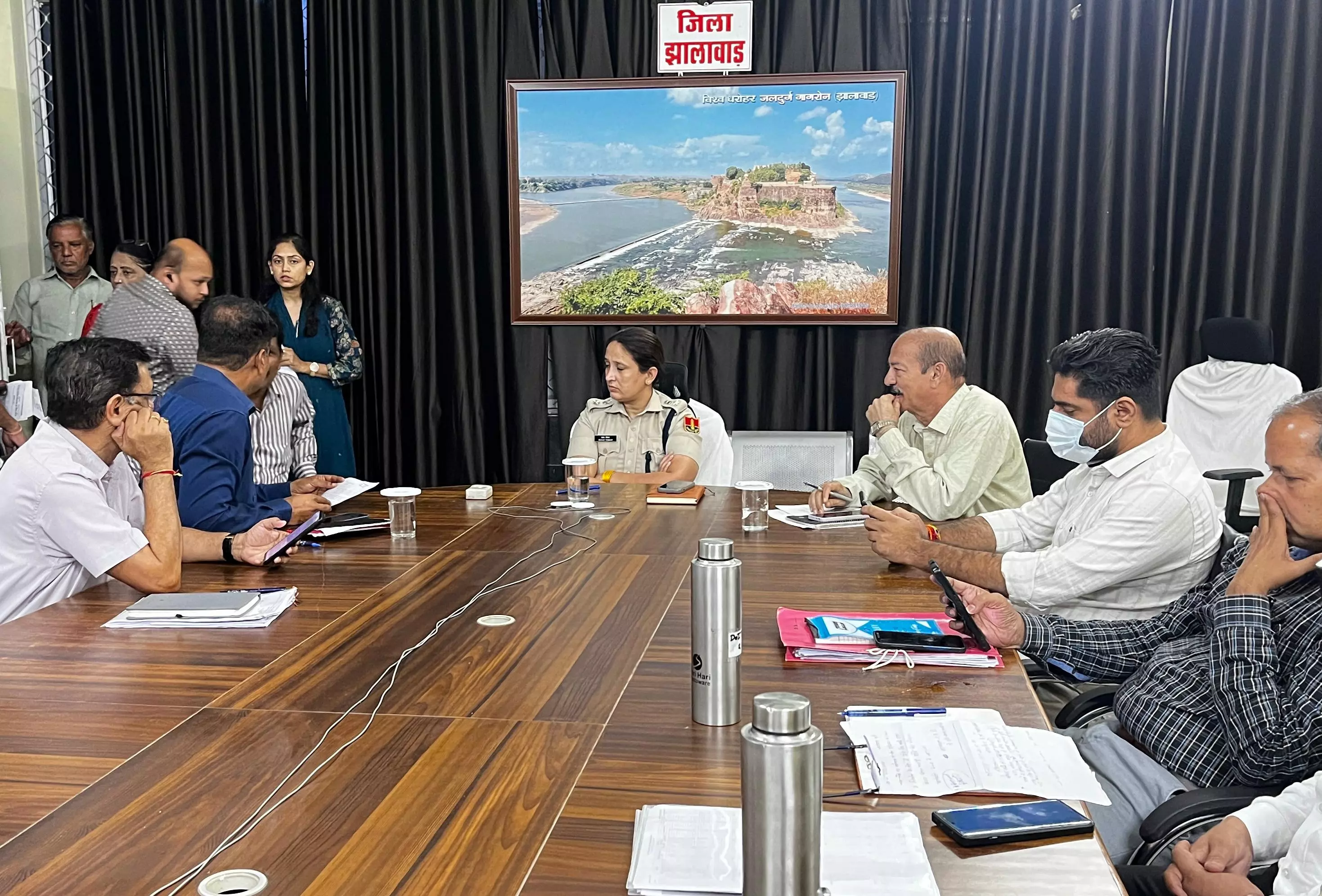 Jhalawa: जिला स्तरीय जनसुनवाई में विभिन्न मसलों से जुड़े लगभग 43 से अधिक प्रकरणों में की सुनवाई Jhalawa: जिला स्तरीय जनसुनवाई में विभिन्न मसलों से जुड़े लगभग 43 से अधिक प्रकरणों में की सुनवाई