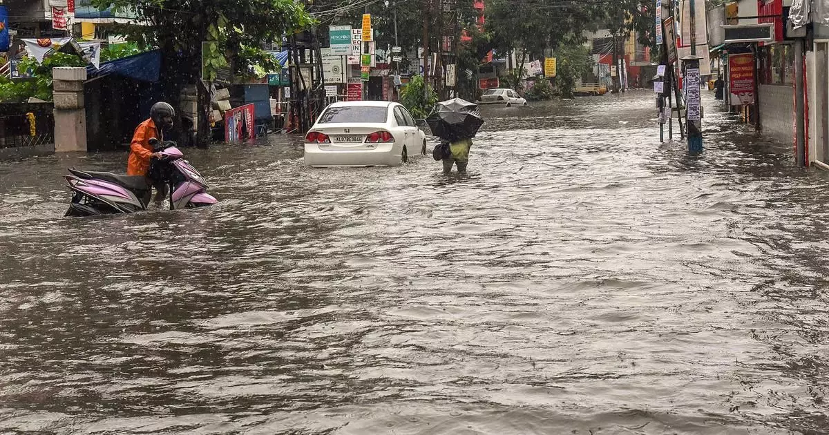 भारी बारिश जारी रहने के कारण आईएमडी ने Kannur, कासरगोड के लिए ऑरेंज अलर्ट जारी किया भारी बारिश जारी रहने के कारण आईएमडी ने Kannur, कासरगोड के लिए ऑरेंज अलर्ट जारी किया